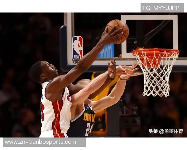 热火祝贺阿贾夺生涯第三冠阿德巴约与其合影庆祝