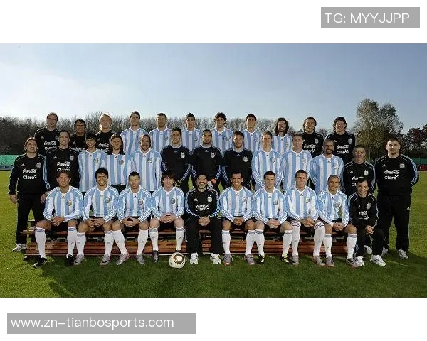 波多黎各歌手洋基老爹亲临阿根廷训练营与梅西等球员亲密合影 波多黎各歌手洋基老爹亲临阿根廷训练营与梅西等球员亲密合影