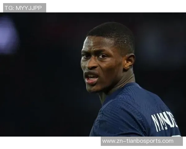 努诺门德斯伤愈复出巴黎官方发布训练照片展现积极状态 努诺门德斯伤愈复出巴黎官方发布训练照片展现积极状态