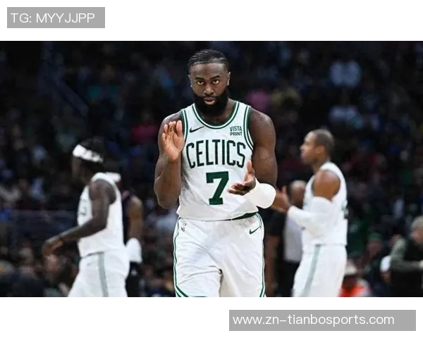 杰伦布朗高效表现三分球火力全开助力球队获胜